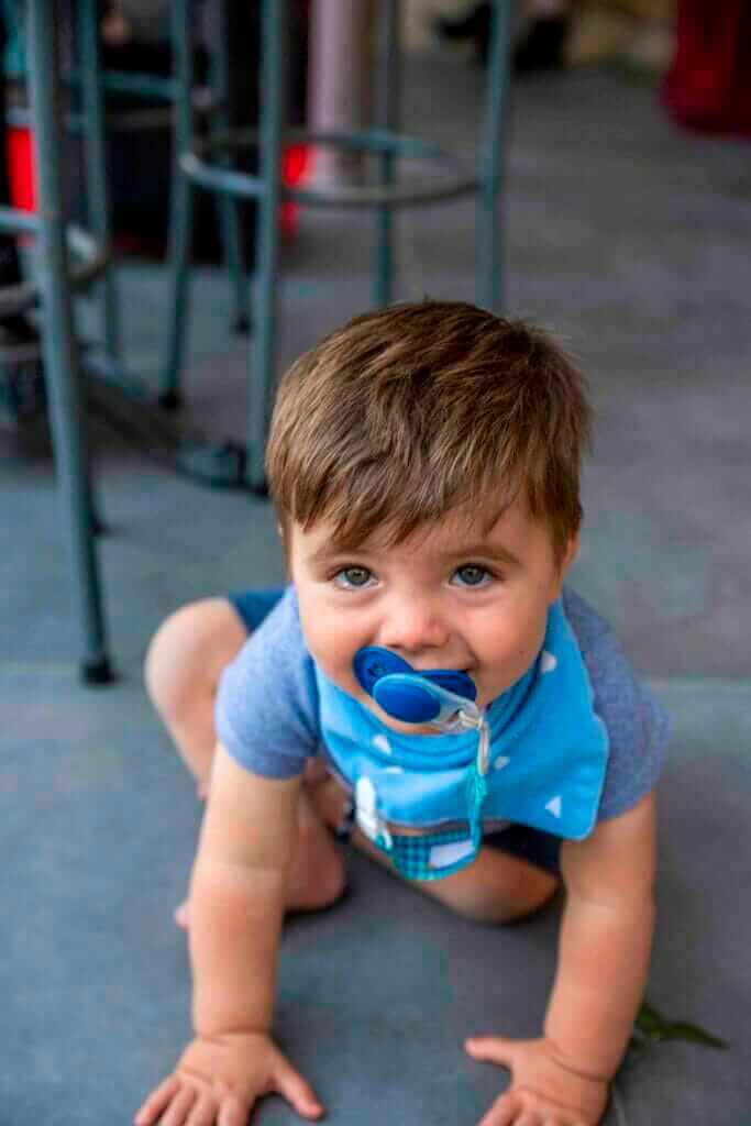 Bébé avec tétine pendant un anniversaire familial