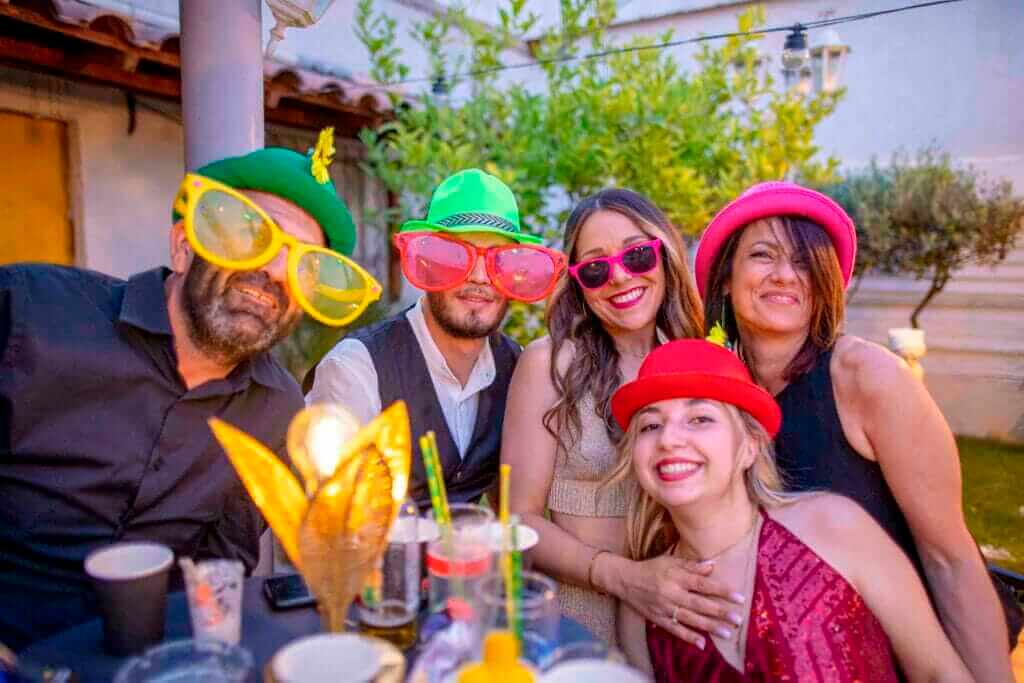 Moment spontané pendant un anniversaire avec invités
