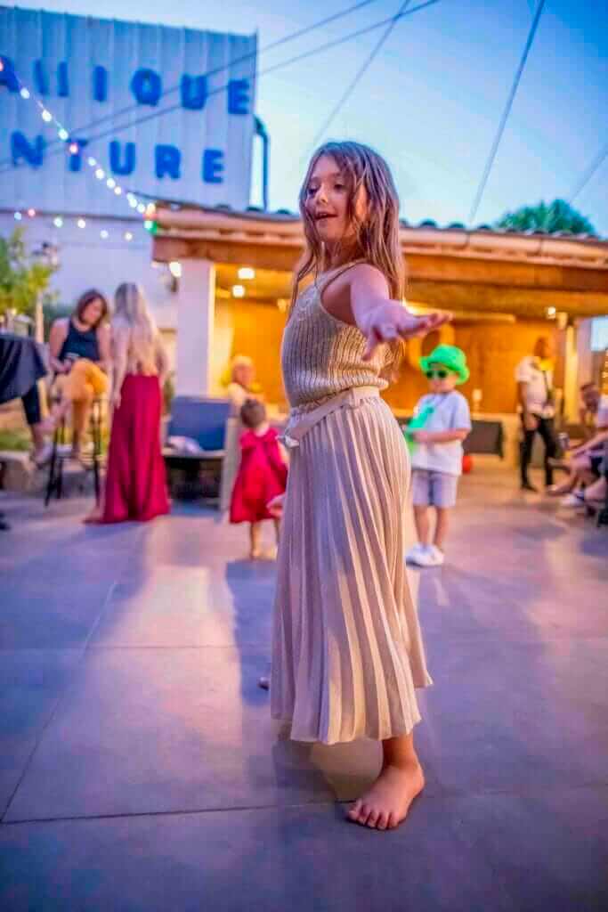 Moment naturel capturé pendant un anniversaire