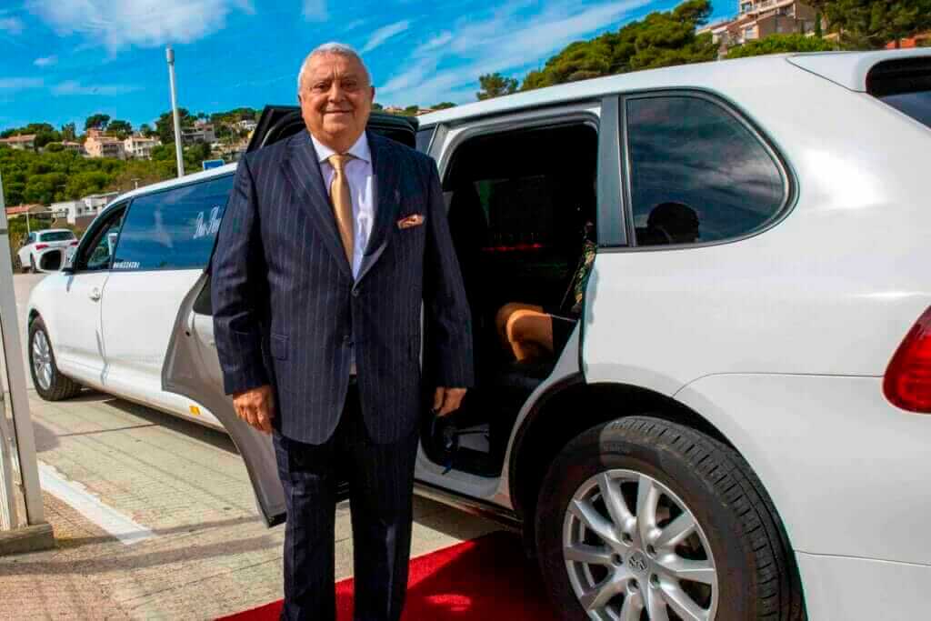 Henri pose à côté de la limousine pour ses 80 ans à Carry-le-Rouet