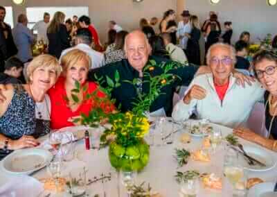 Film anniversaire 80 ans à Carry-le-Rouet | Henri 3 Henri assis à table avec des amis pendant son anniversaire