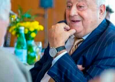 Film anniversaire 80 ans à Carry-le-Rouet | Henri 1 Henri assis en train de discuter avec le sourire pendant son anniversaire
