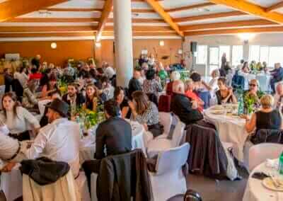 Film anniversaire 80 ans à Carry-le-Rouet | Henri 6 Ensemble des invités réunis dans la salle pour les 80 ans d’Henri