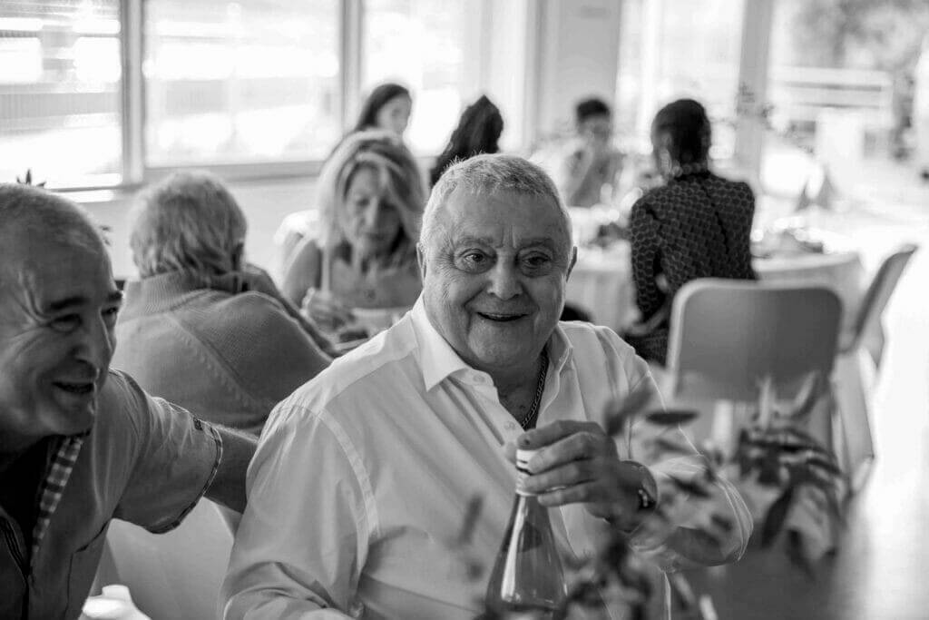 Anniversaire familial avec moment naturel autour des invités