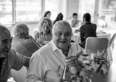 Film anniversaire 80 ans à Carry-le-Rouet | Henri 5 Henri assis en train de discuter avec le sourire pendant son anniversaire