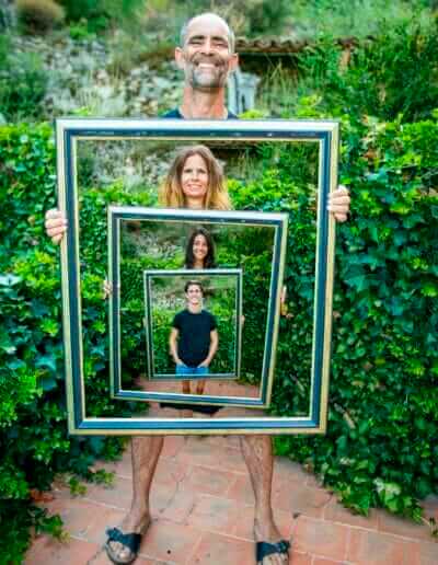 Une famille se présente de manière créative à travers des cadres empilés, photo prise par un photographe lors d'un shooting.