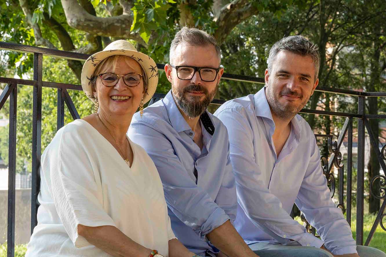 Photo de famille naturelle avec des tenues coordonnées pendant une séance à Aix-en-Provence