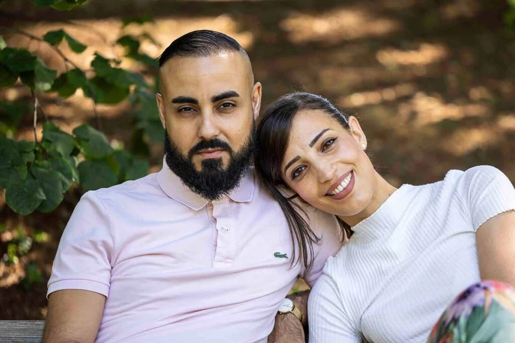 Moment de complicité capté pendant une séance photo famille