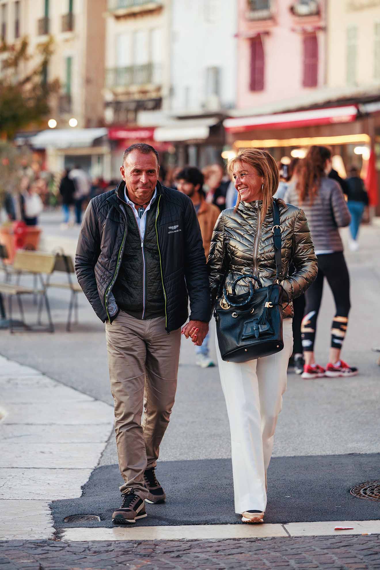 Photographe d'Anniversaire Aix-en-Provence | PICMEDIAPROD 3 Couple photographié naturellement lors d’un anniversaire à Aix-en-Provence
