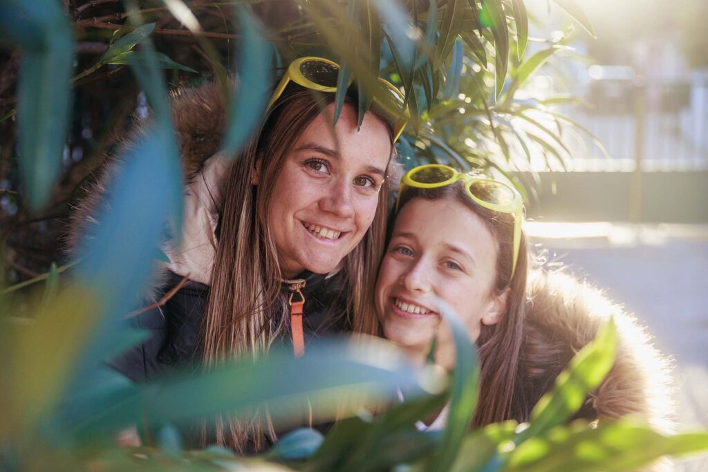 Deux sœurs souriantes photographiées pendant un anniversaire familial