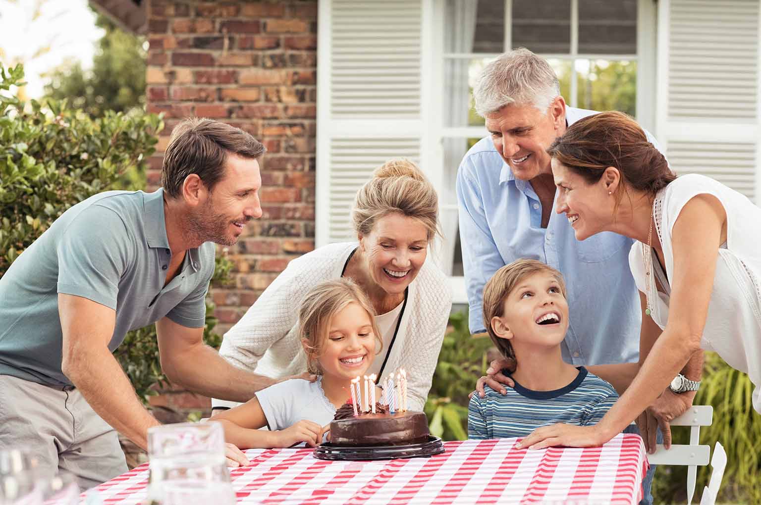 Anniversaire Familial en Plein Air à Aix-en-Provence Famille heureuse célébrant un anniversaire dehors, immortalisée par un photographe d'Aix-en-Provence.