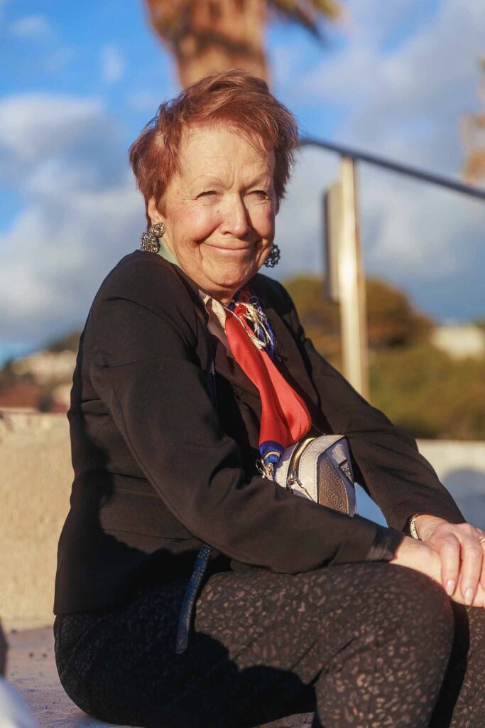 Grand-mère souriante photographiée pendant un anniversaire familial