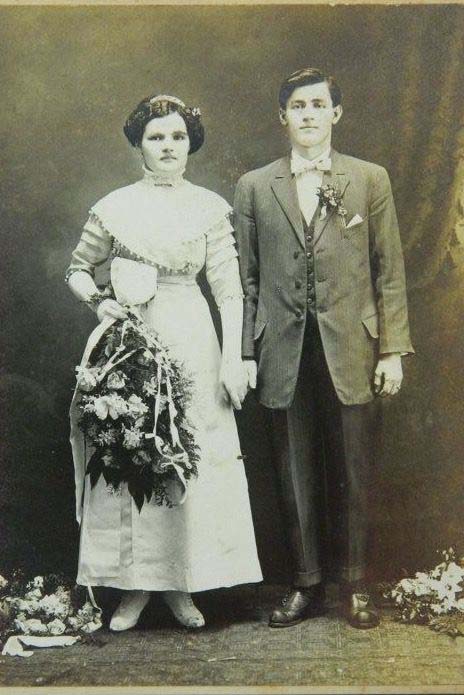 Noces d'Antan : Portrait de Mariage Époque Édouardienne Photo de mariage en noir et blanc d'un couple de l'époque édouardienne, la mariée tenant un bouquet volumineux.