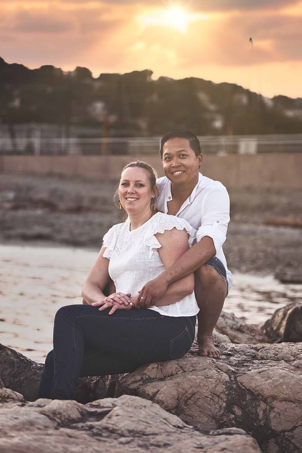 Séance photo de couple sur la plage en lumière naturelle