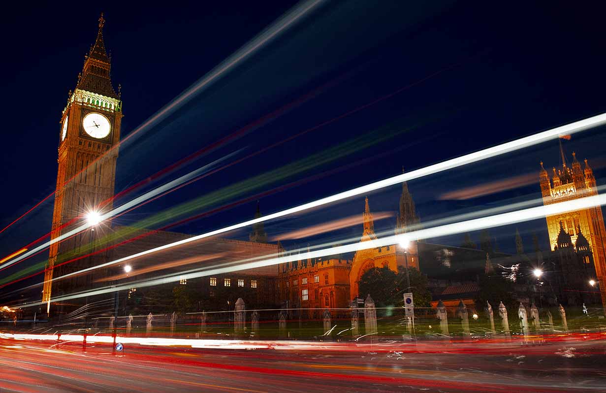 Effets lumineux nocturnes autour de Big Ben à Londres