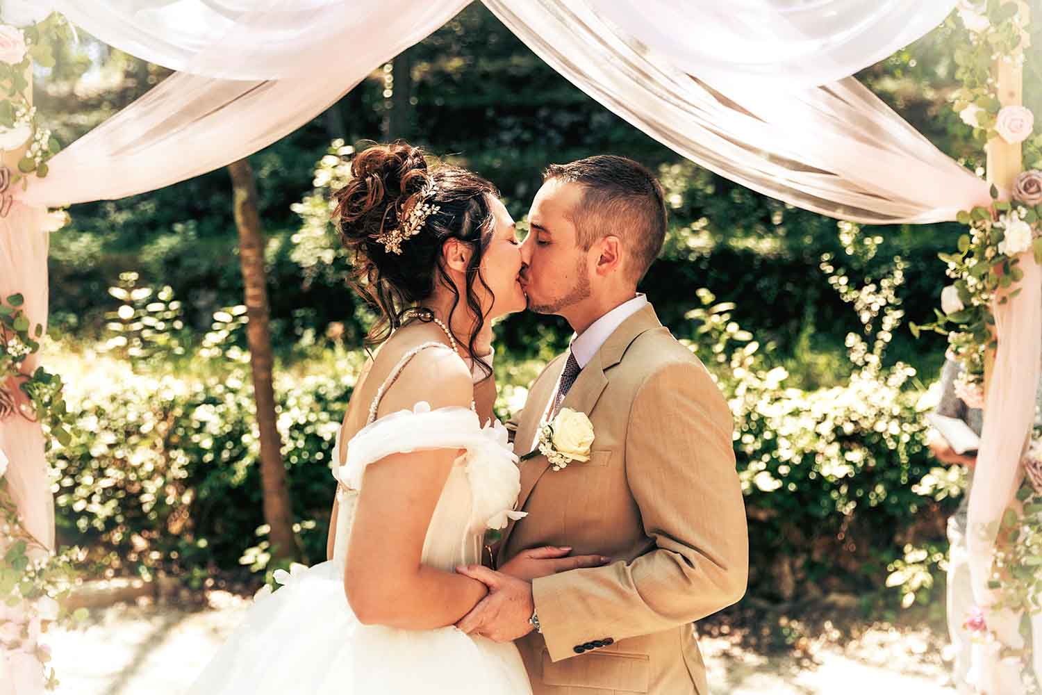 Bisou des mariés Mariés s’embrassant lors d’une séance couple à la Bastide de Venelles