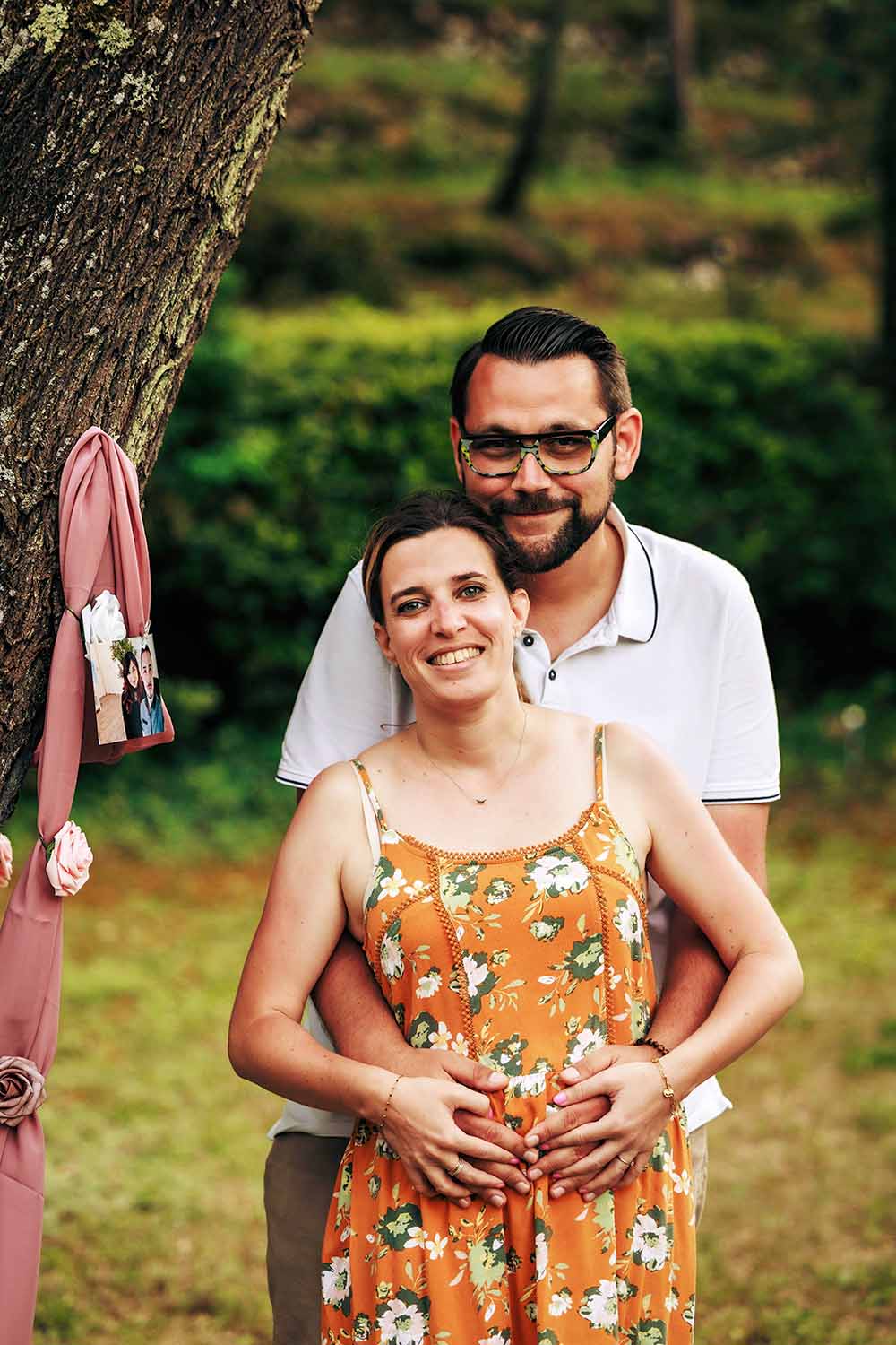 Photo de couple pendant un mariage en extérieur