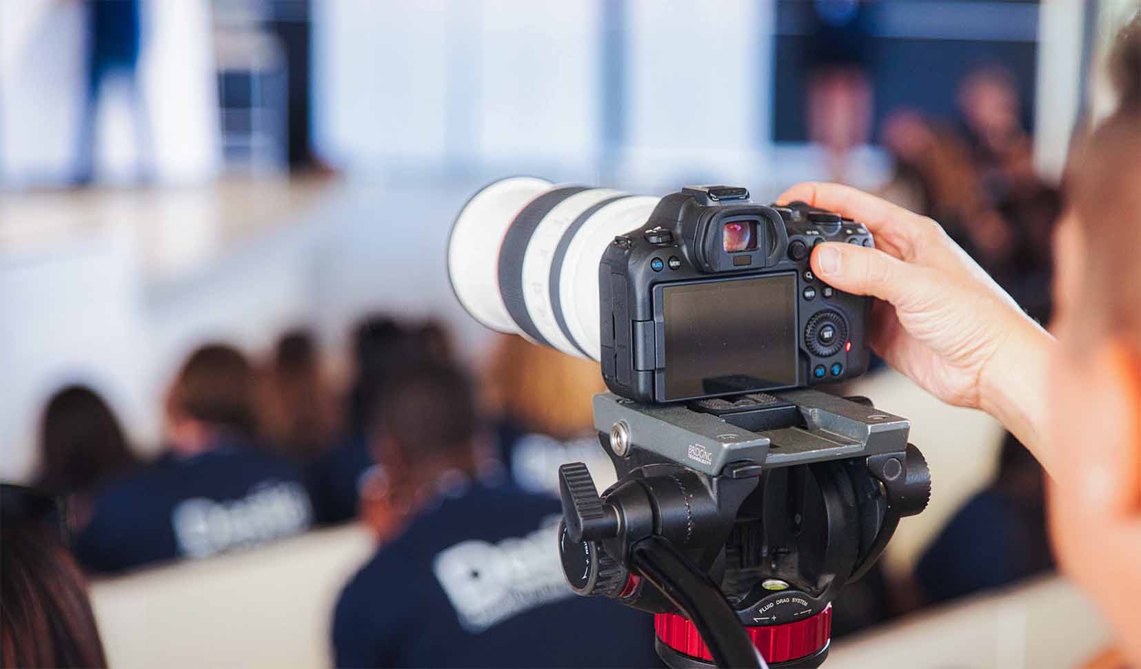 Vidéaste événementiel entreprise à Aix-en-Provence Vidéaste pour entreprise pendant un tournage professionnel