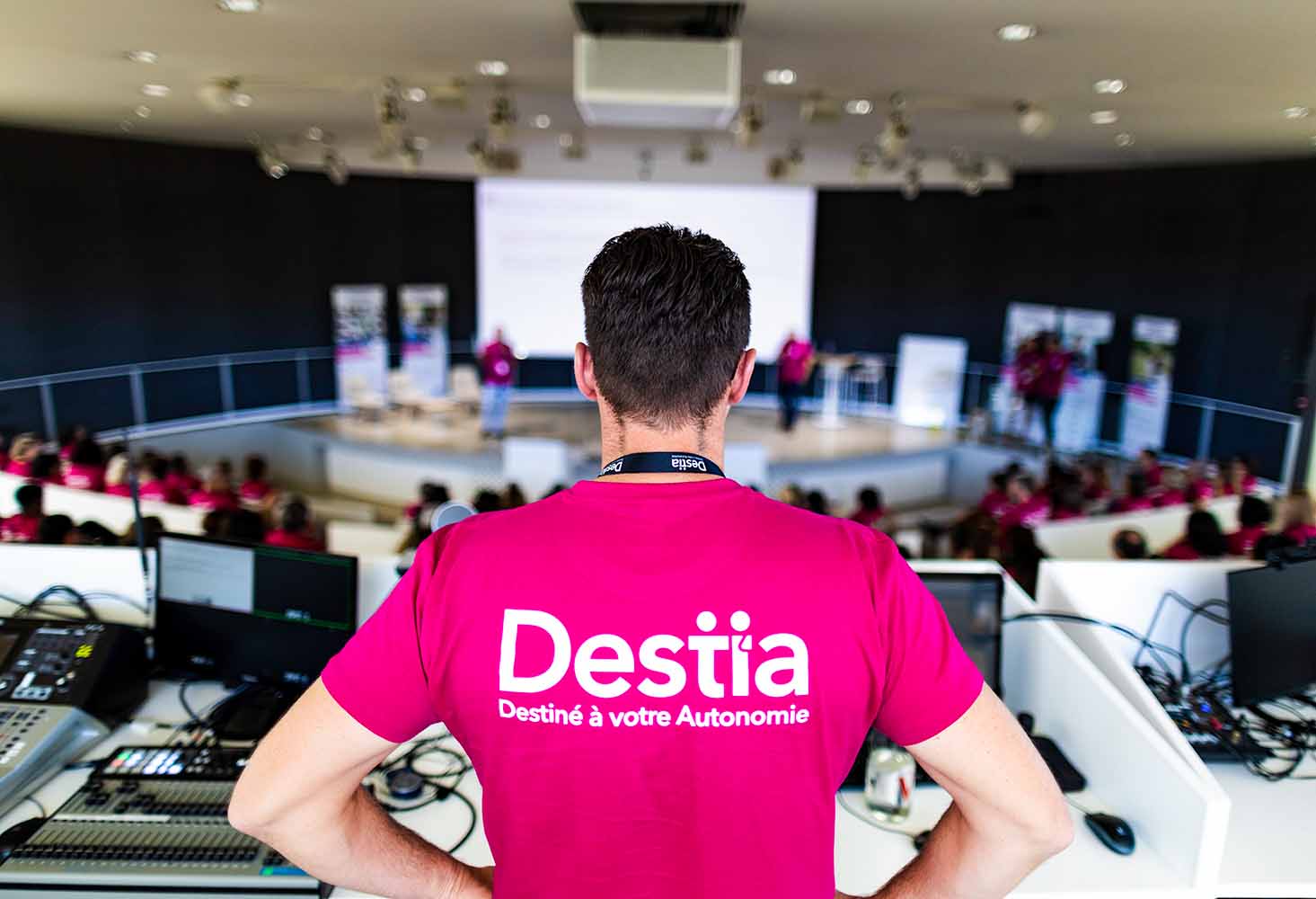 Photo et vidéo d’événement d’entreprise — Aix-en-Provence 6 Opérateur audiovisuel filmant un séminaire – Services audiovisuels pour les entreprises