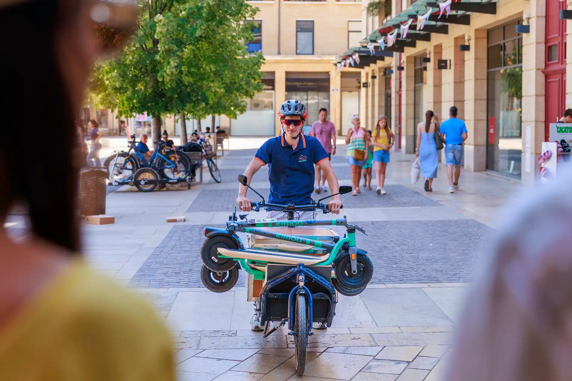 Arrivée de AixBike pour location de trotinette Façade du Collège Henri Barnier à Marseille avec titre