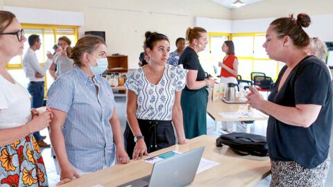 Professionnelles échangeant autour d’une table pendant un atelier ATTRACTIV’QVCT