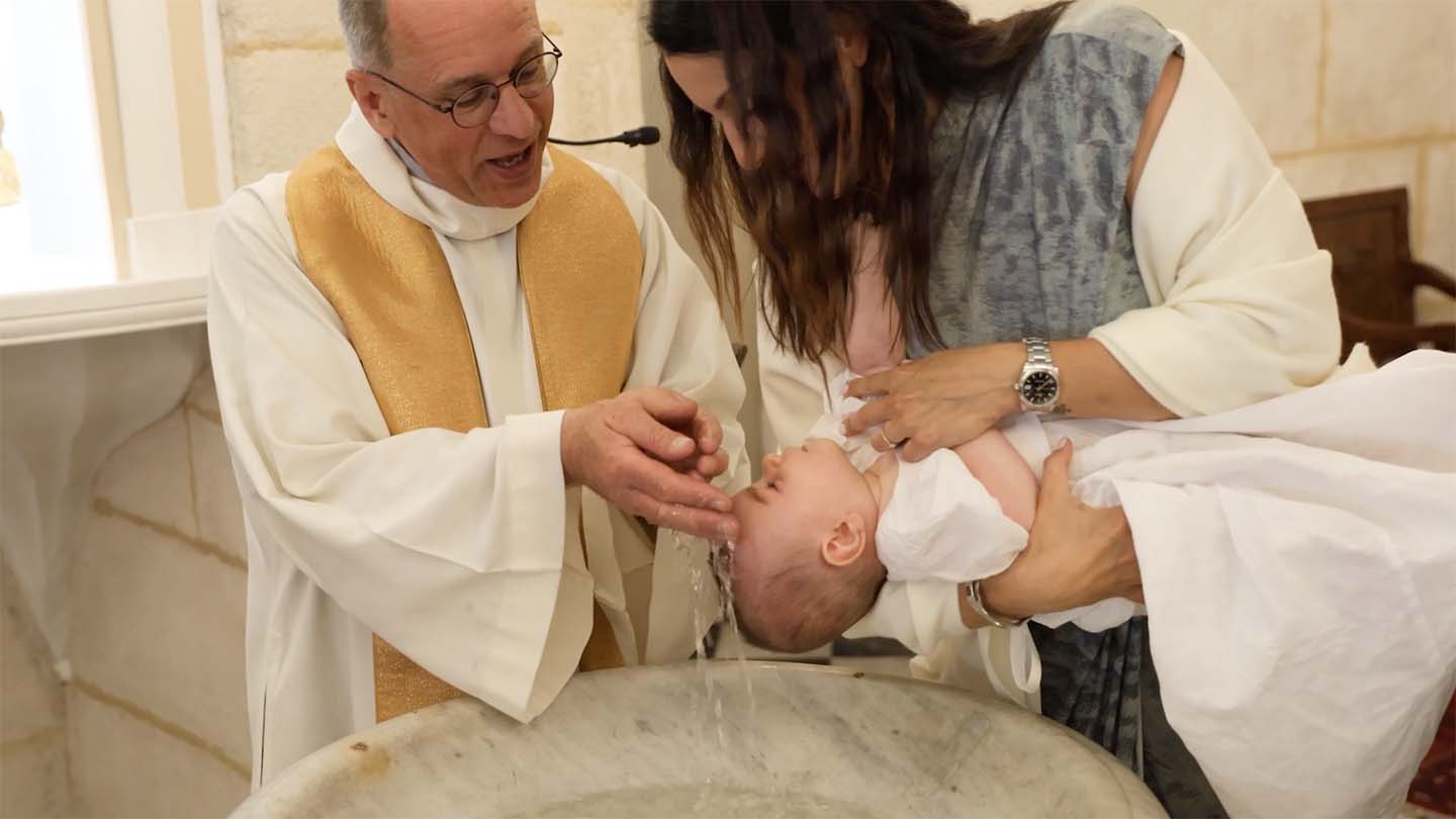 Le prêtre baptise Léanza pendant la cérémonie à l’église d’Ensuès-la-Redonne, portée par sa mère