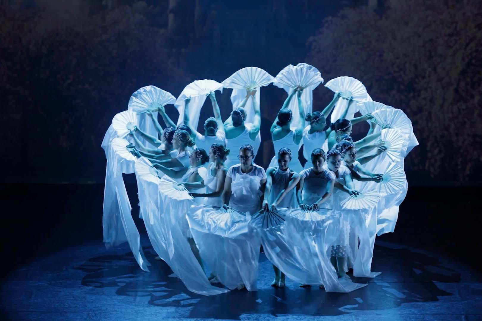 Portfolio - Nos réalisations photo & vidéo 28 Danseuses en cercle dans la pénombre pendant le teaser du gala de Studio A à la salle Obino de Vitrolles