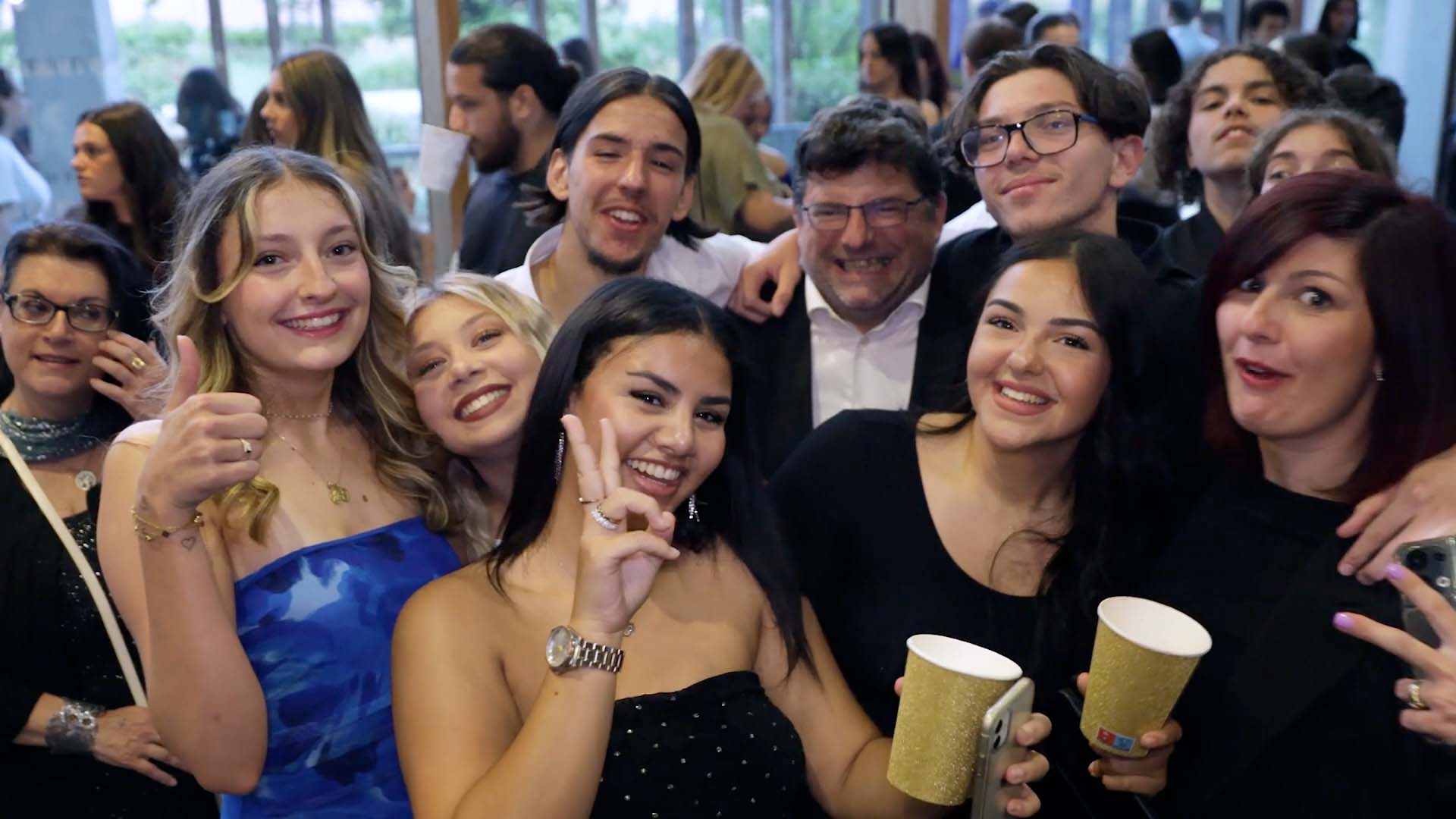 Groupe d’élèves posant pendant le Bal 2024 du Lycée Pierre Mendès France à Vitrolles