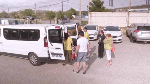 Voyageurs chargeant leurs valises dans la navette Yellow Park