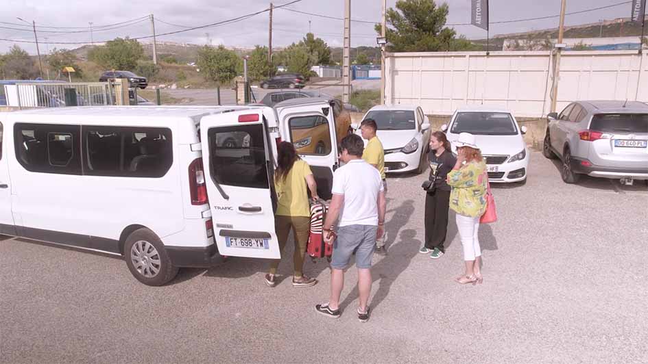 Chargement des valises dans la navette