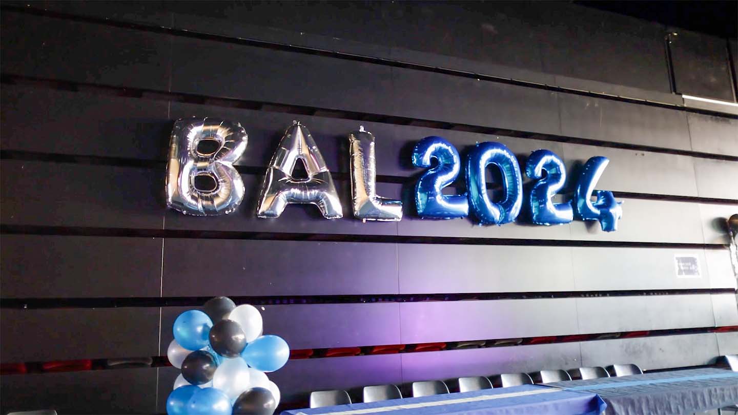 Vidéaste événementiel entreprise aix en provence 8 Décoration “Bal 2024” avec ballons dans la salle du bal lycéen à Vitrolles
