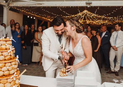 Photo, vidéo et duo photo + vidéo pour votre mariage à Aix-en-Provence 5 Les mariés découpent la pièce montée devant leurs invités pendant la soirée
