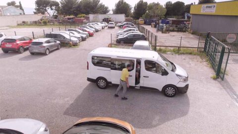 Voyageurs prêts à quitter le parking à bord de la navette Yellow Park