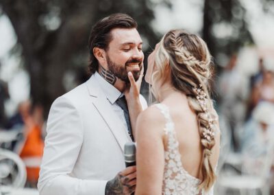Photo, vidéo et duo photo + vidéo pour votre mariage à Aix-en-Provence 8 Joffrey sourit pendant un moment de discours face à Maëlenn pendant la réception