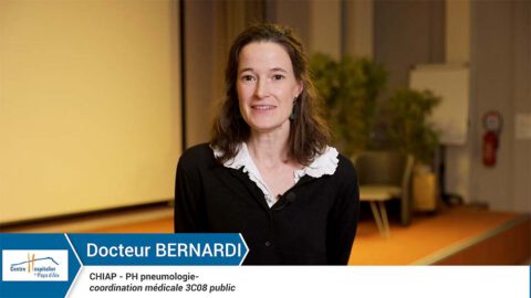 Docteur Bernardi face caméra pendant l’interview récapitulative au CHIAP