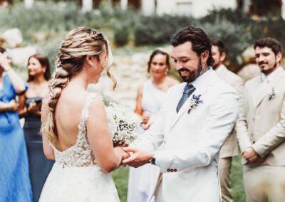 Photo, vidéo et duo photo + vidéo pour votre mariage à Aix-en-Provence 4 Les mariés face à face pendant la cérémonie laïque en extérieur entourés de leurs proches