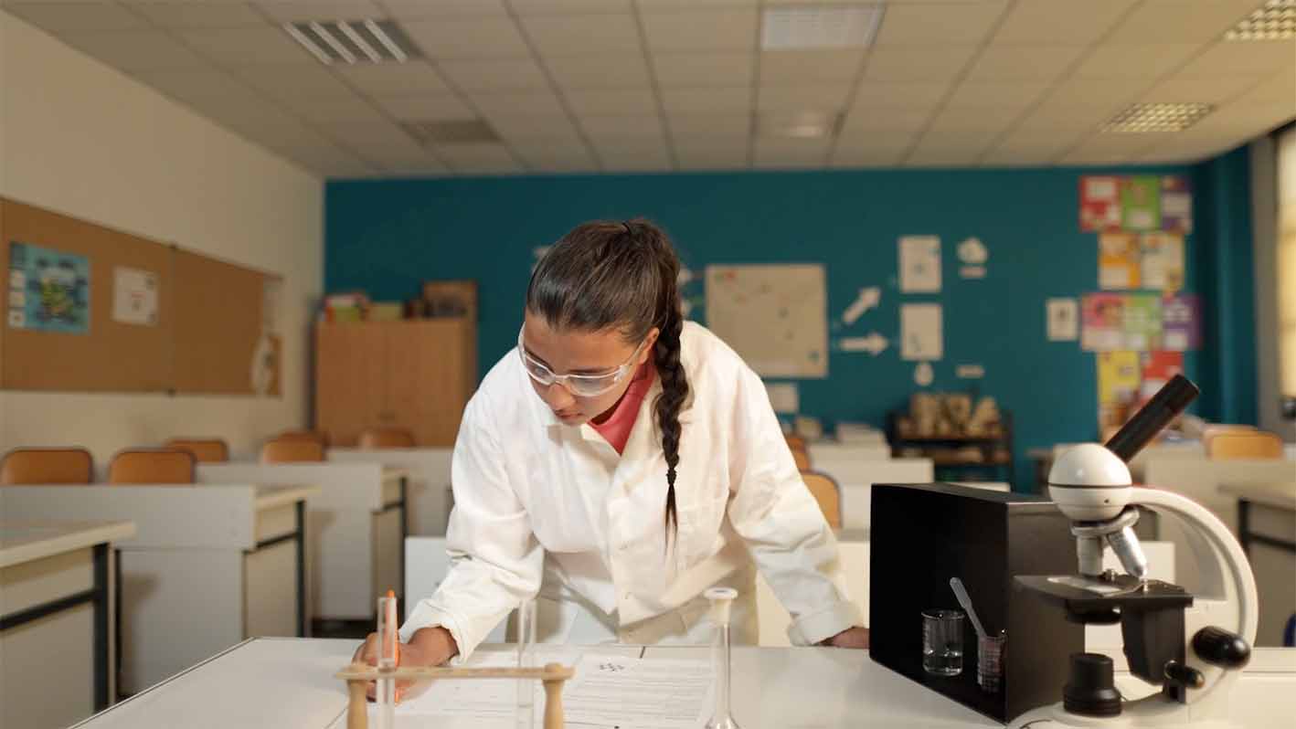 Elève en train de réviser son TP de physique – Collège