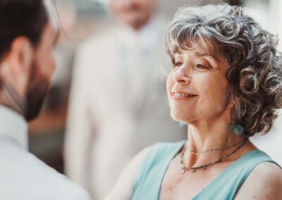 Photo, vidéo et duo photo + vidéo pour votre mariage à Aix-en-Provence 14 Portrait d’une mère souriante et émue pendant les préparatifs du mariage