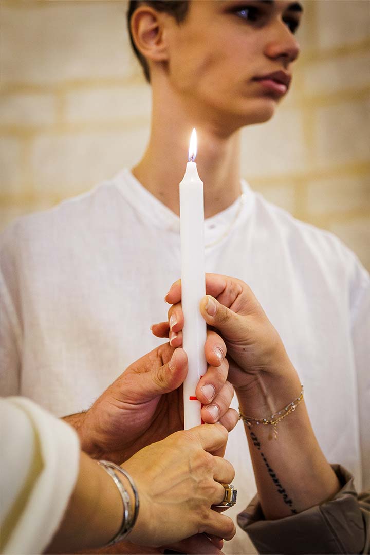 Bougie tenue par la famille pendant une cérémonie religieuse