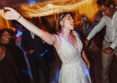 Photo, vidéo et duo photo + vidéo pour votre mariage à Aix-en-Provence 22 La mariée danse sur le dancefloor pendant la soirée avec un effet de mouvement lumineux