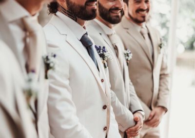 Photo, vidéo et duo photo + vidéo pour votre mariage à Aix-en-Provence 10 Le marié en costume clair avec ses témoins alignés pendant les préparatifs du mariage