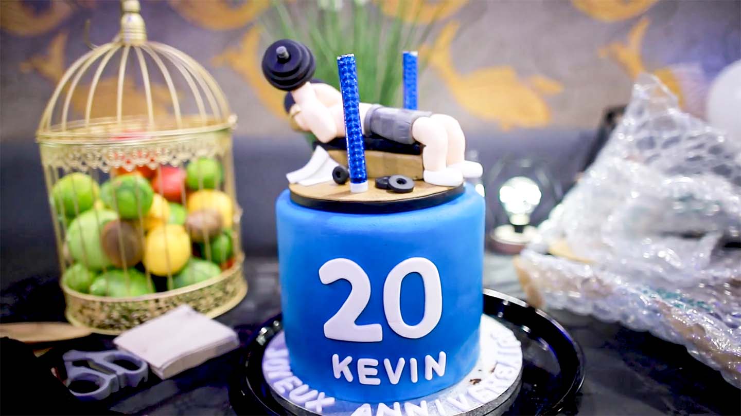 Moment du gâteau pendant une vidéo d’anniversaire à Aix-en-Provence
