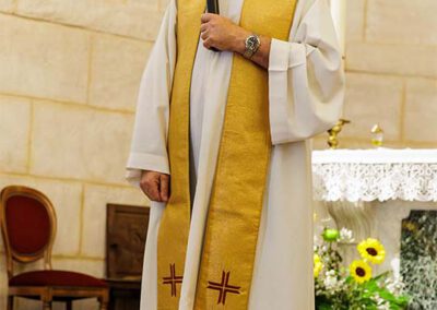 Le prêtre sourit dans l’église d’Ensuès-la-Redonne pendant la cérémonie du baptême de Léanza