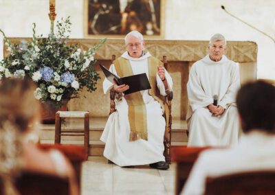 Photo, vidéo et duo photo + vidéo pour votre mariage à Aix-en-Provence 19 Deux prêtres prennent la parole pendant la cérémonie religieuse dans l’église