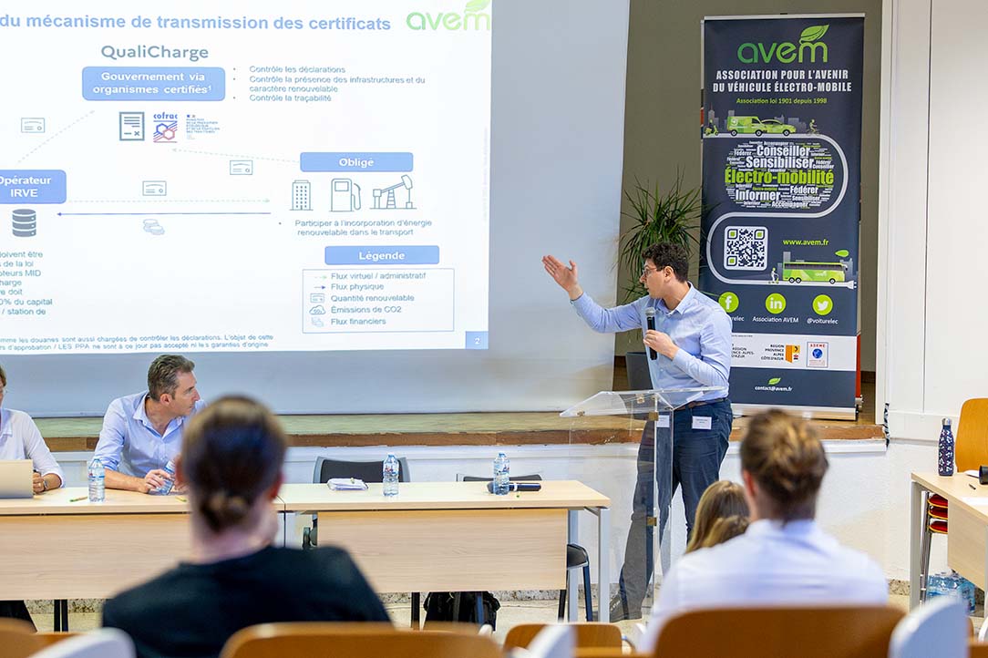 Représentant d’AVEM prenant la parole pendant les Assises de l’Électro-Mobilité 2025 à Aix-en-Provence
