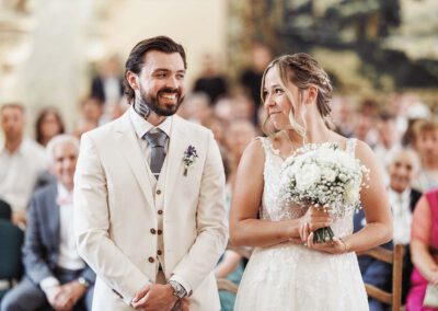 Photo, vidéo et duo photo + vidéo pour votre mariage à Aix-en-Provence 18 Les mariés côte à côte pendant la cérémonie avec le bouquet dans les mains de la mariée