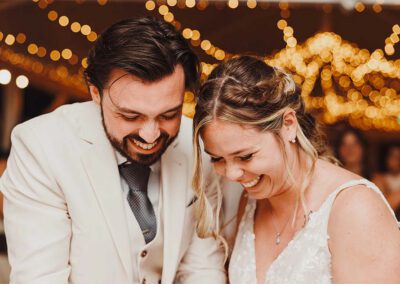 Photo, vidéo et duo photo + vidéo pour votre mariage à Aix-en-Provence 11 Gros plan sur les mariés en train de rire pendant la découpe de la pièce montée