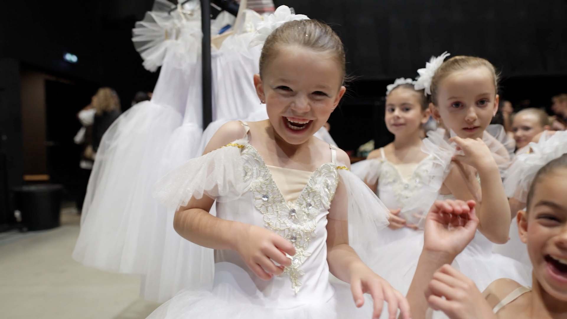 Petite fille souriante pendant le gala de danse Studio A à Vitrolles Jeunes danseuses en coulisses du gala de danse Studio A à Vitrolles