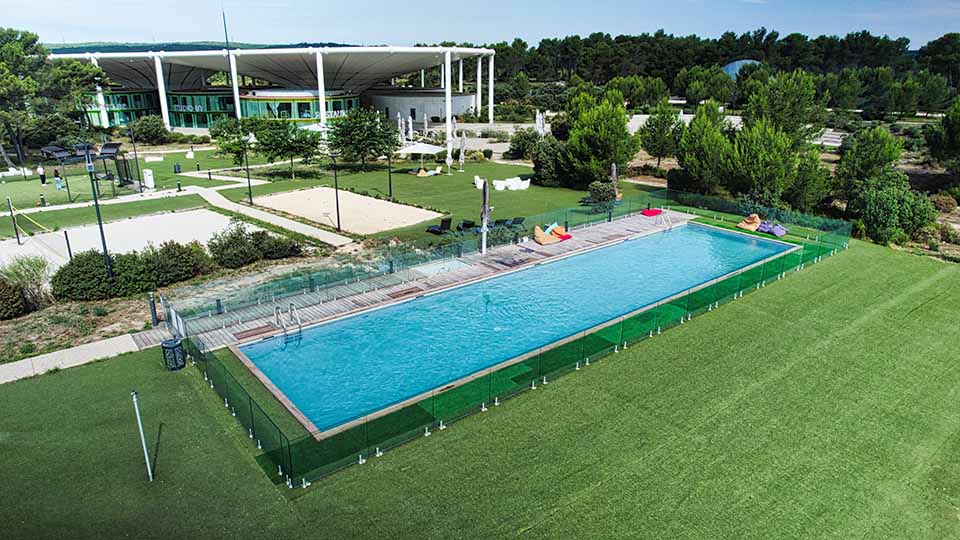 Vue aérienne par drone d’un site professionnel à Aix-en-Provence
