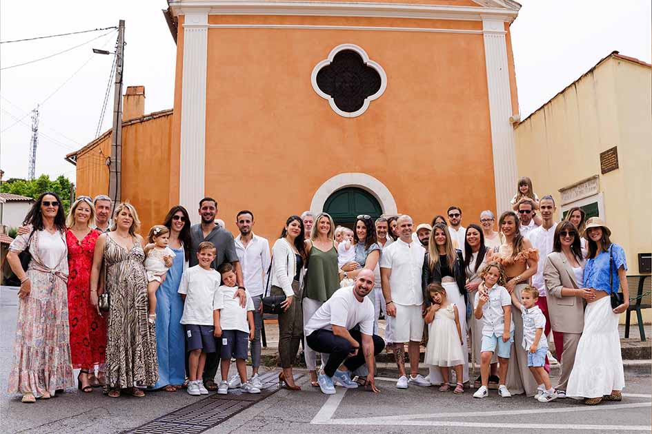 Photo de famille après le baptême de Léanza Toute la famille pose devant l’église d’Ensuès-la-Redonne après le baptême de Léanza